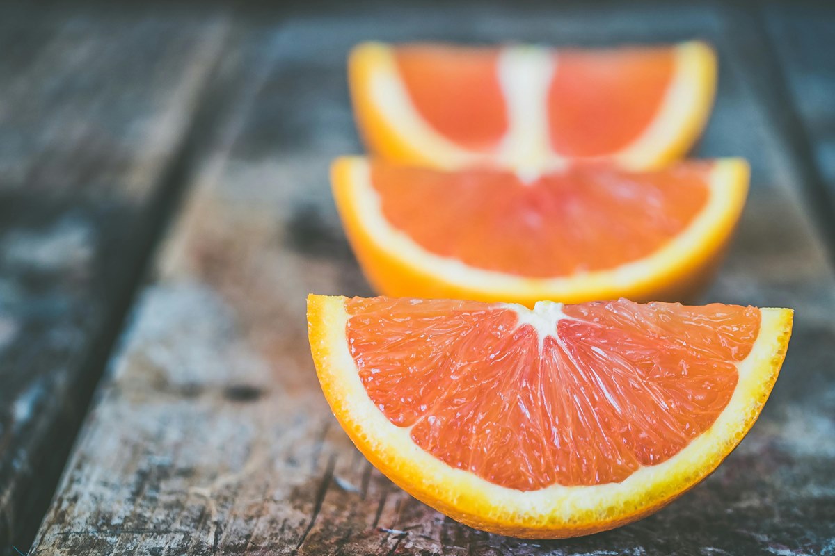 Foto colorida de fatias de laranja - Metrópoles