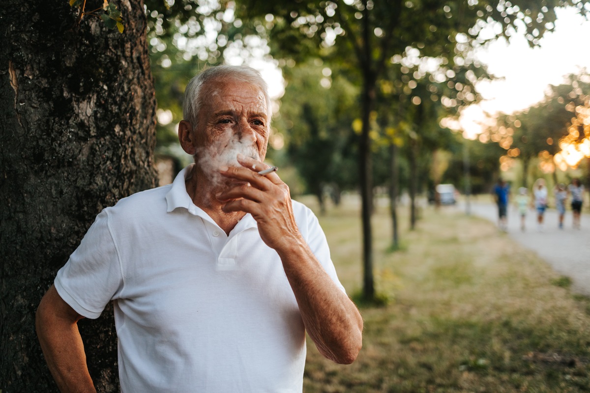 Foto de idoso fumando - Metrópoles 