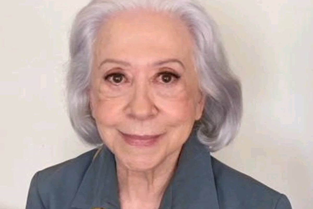 Fernanda Montenegro surpreende ao cantar de improviso em teatro