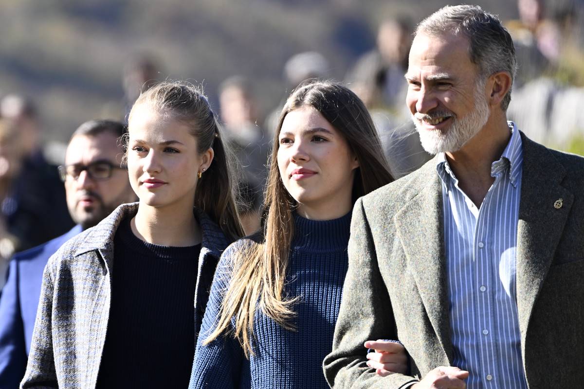 Foto colorida de duas mulheres ao lado de um homem. Eles estão caminhando - Metrópoles