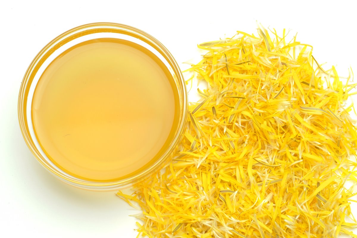 Foto colorida de xícara transparente com líquido amarelo - Metrópoles