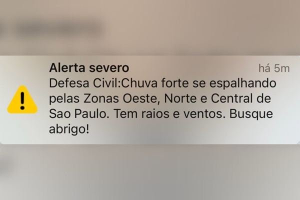 Imagem colorida de uma notificação de celular com alerta da Defesa Civil para alagamentos - Metrópoles