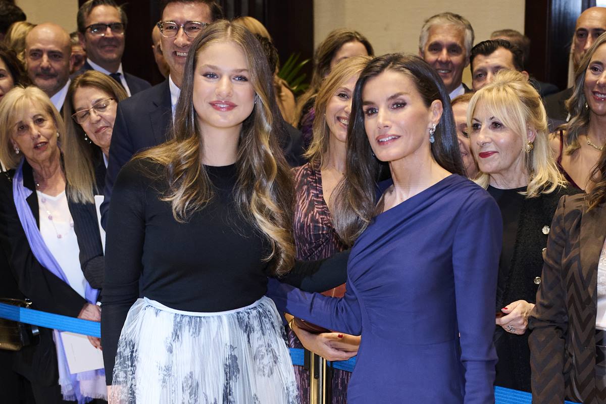 Foto colorida de duas mulheres posando para foto e rodeadas de pessoas atrás - Metrópoles