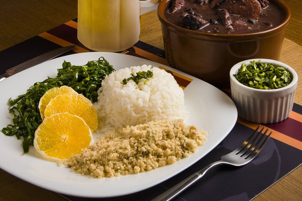 Foto colorida de prato com feijoada - Metrópoles