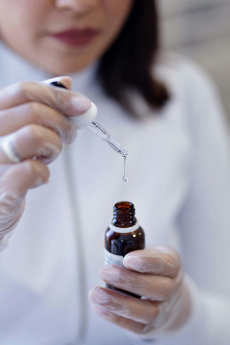 Mãos de mulher manuseando produto de skincare - Metrópoles