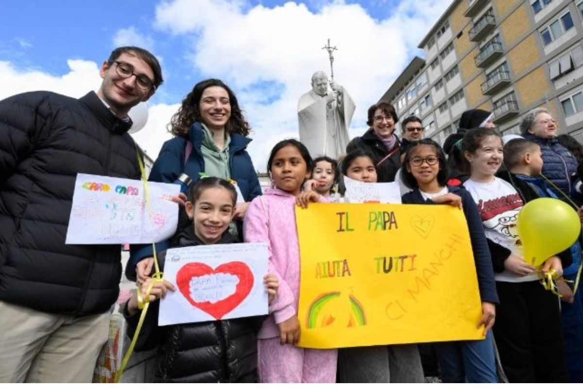 "O papa ama vocês", diz Francisco a crianças que rezam por sua saúde