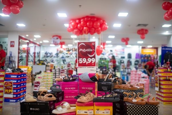 Fotografia colorida mostrando produtos de loja-Metrópoles