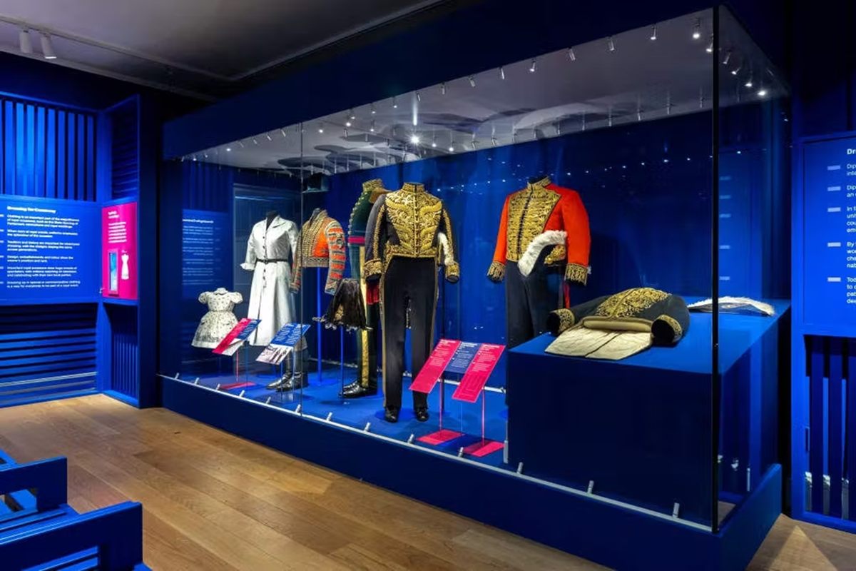 Peças na exposição Dress Code, no Palácio de Kensington, em Londres, 2025 - Metrópoles