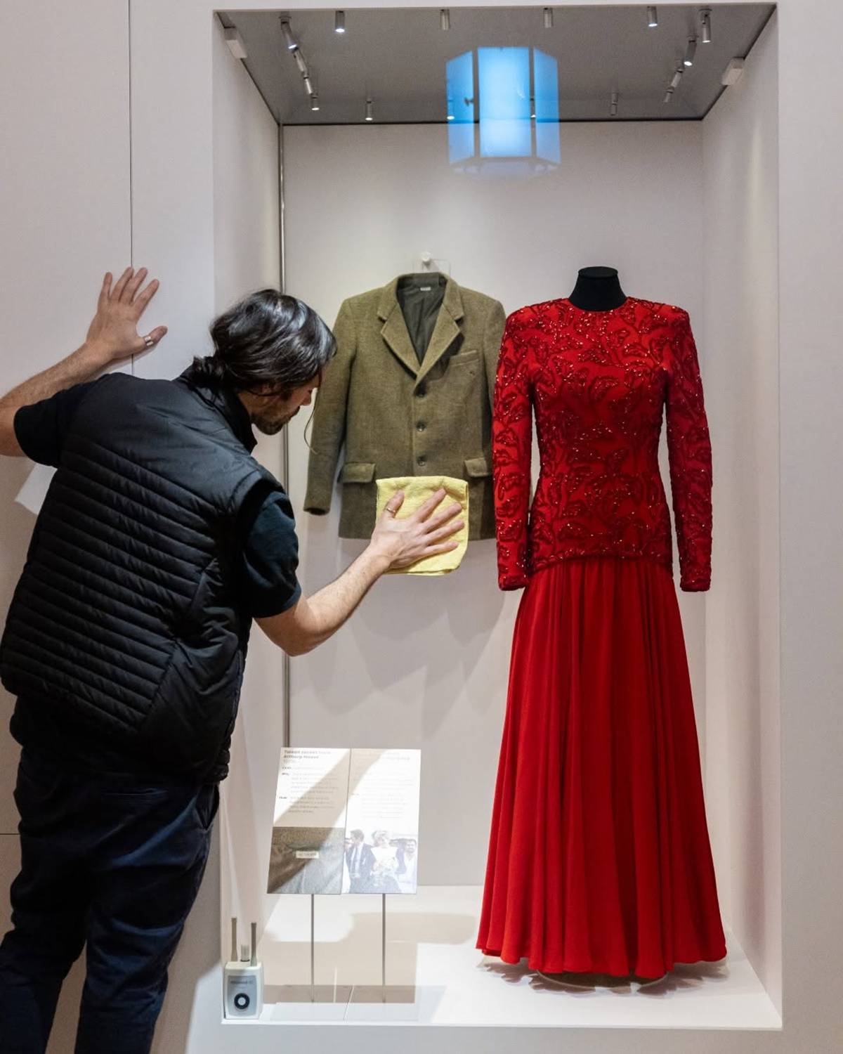 Peças na exposição Dress Code, no Palácio de Kensington, em Londres, 2025 - Metrópoles