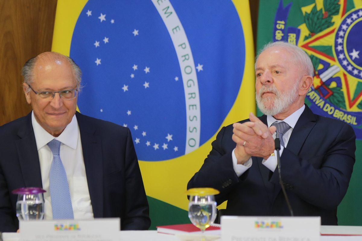 Lula se reúne com Alckmin e ministros para discutir reação a Trump