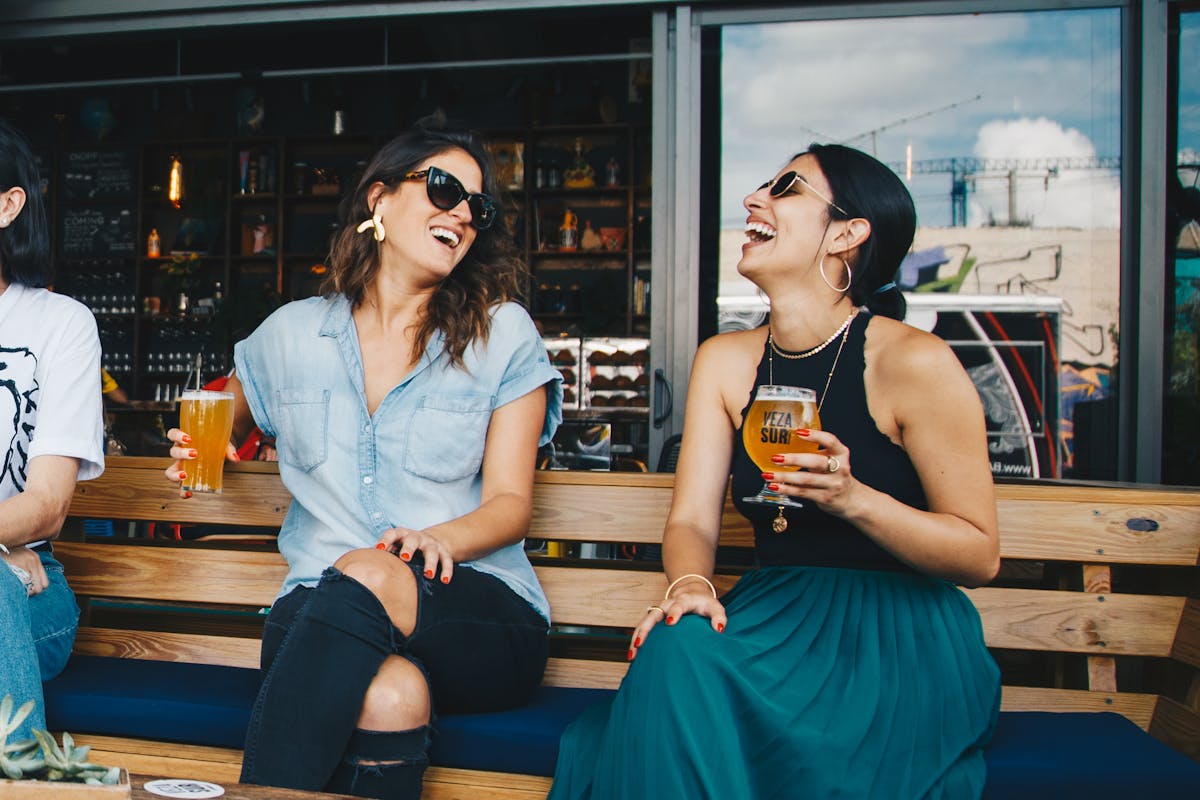 Duas mulheres jovens bebendo cerveja - Metrópoles