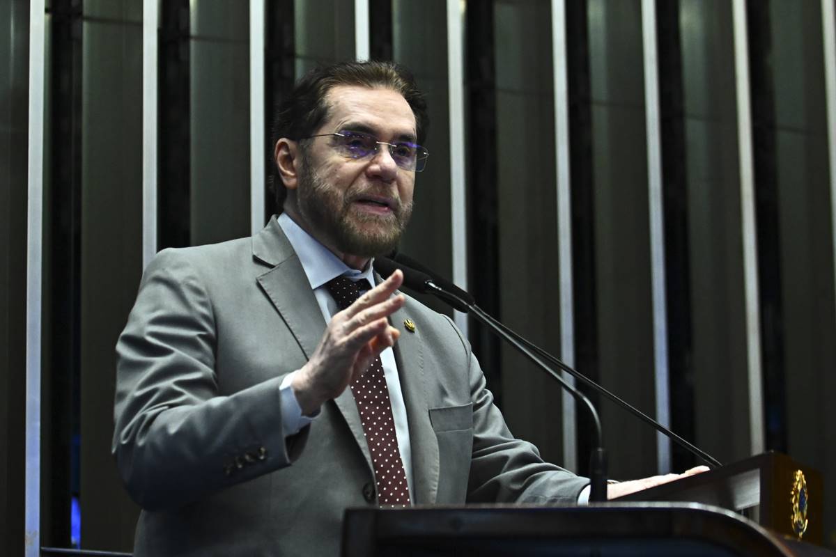 “Se eu pedir desculpas para Marina, não entro em casa”, diz senador