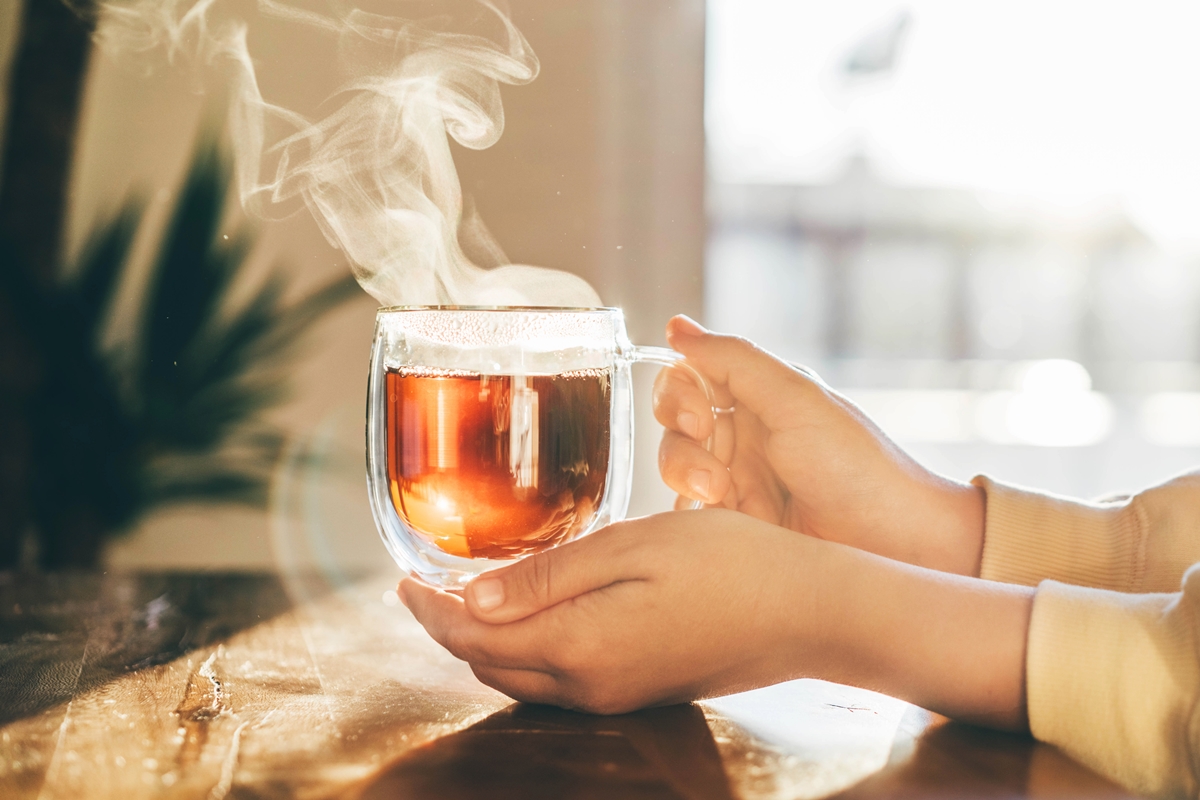 5 chás que ajudam a aliviar dores no corpo de forma natural e eficaz