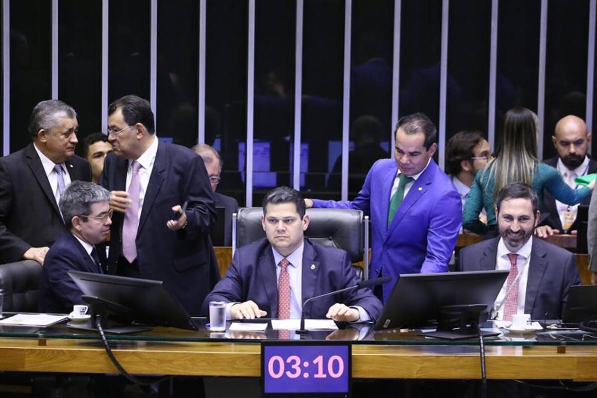 Alcolumbre sobe o tom e diz que não aceitará “chantagem” da oposição