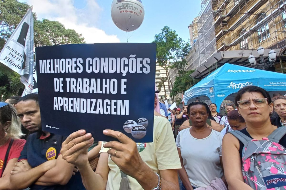 Professores estaduais suspendem greve e marcam paralisação para maio