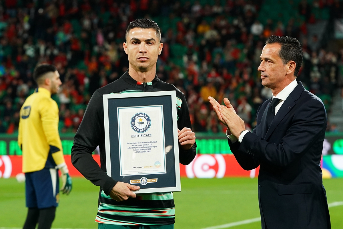 Foto colorida de Cristiano Ronaldo recebendo prêmio - Metrópoles