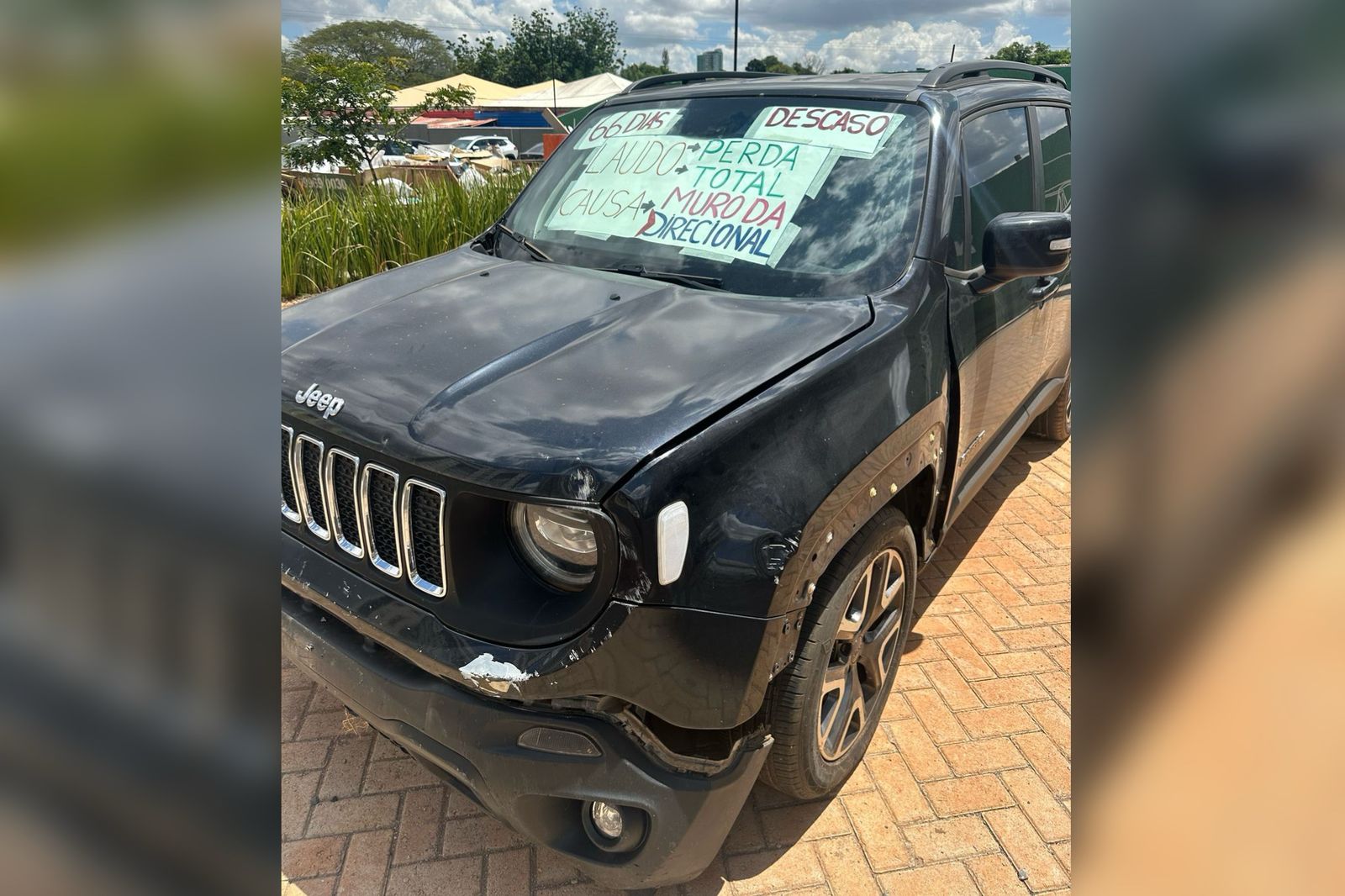 Imagem colorida de um carro parado após ser atingido por queda de muro - Metrópoles