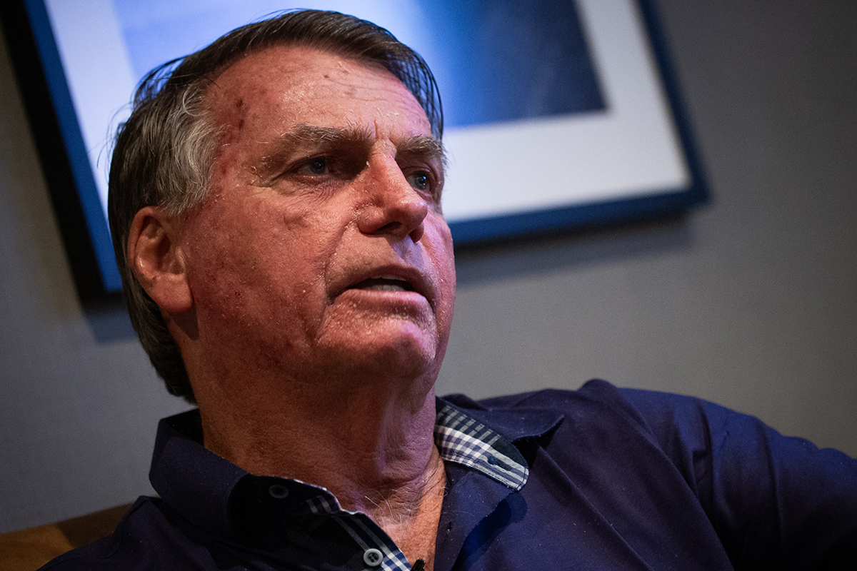 No hospital, Bolsonaro publica mensagem de despedida ao Papa Francisco