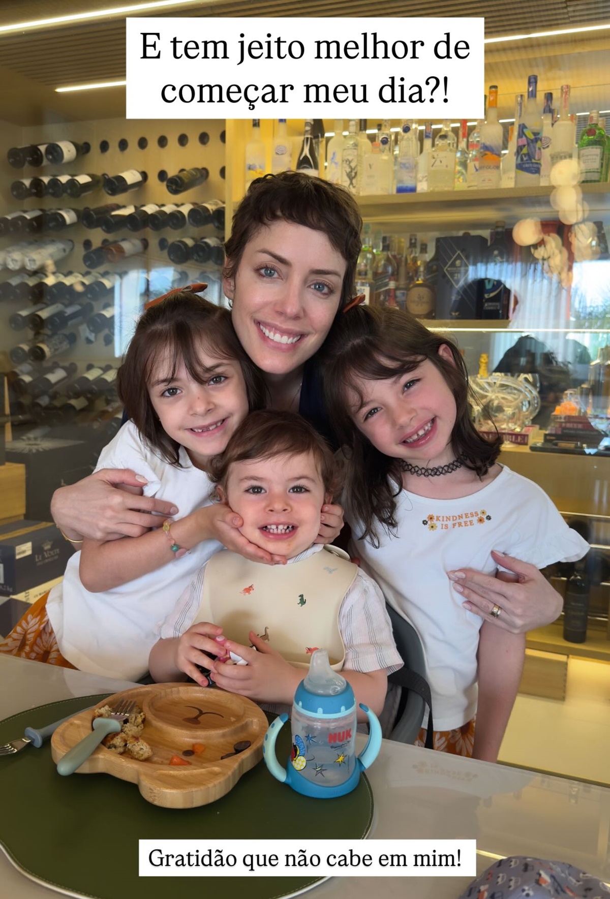 Fabiana Justus posa com os filhos ao comemorar um ano pós-transplante - Metrópoles