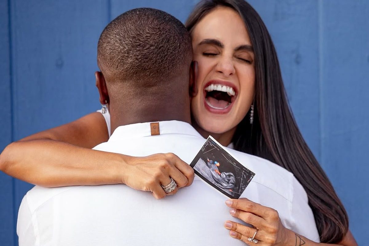 Foto colorida de Thiaguinho e Carol Peixinho - Metrópoles