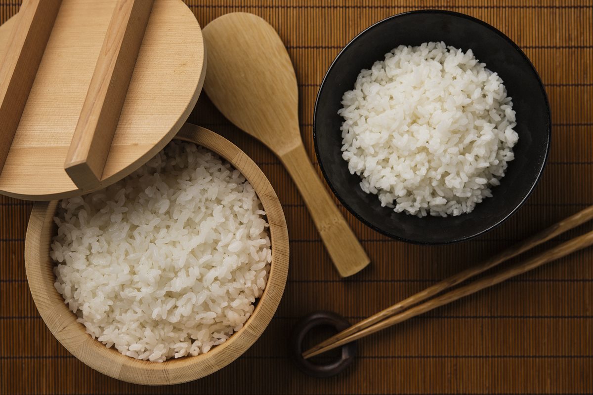 Imagem colorida de arroz em diferentes potes