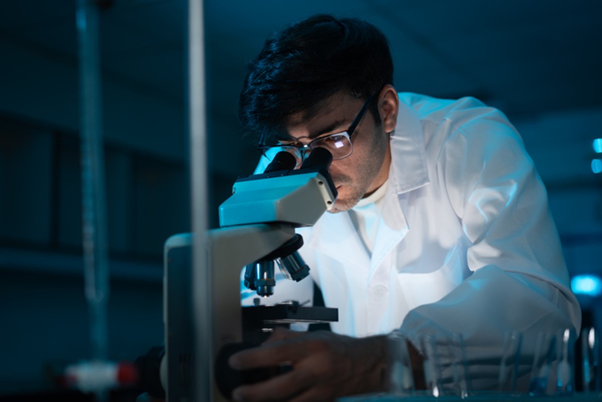Cientista em laboratório - Metrópoles