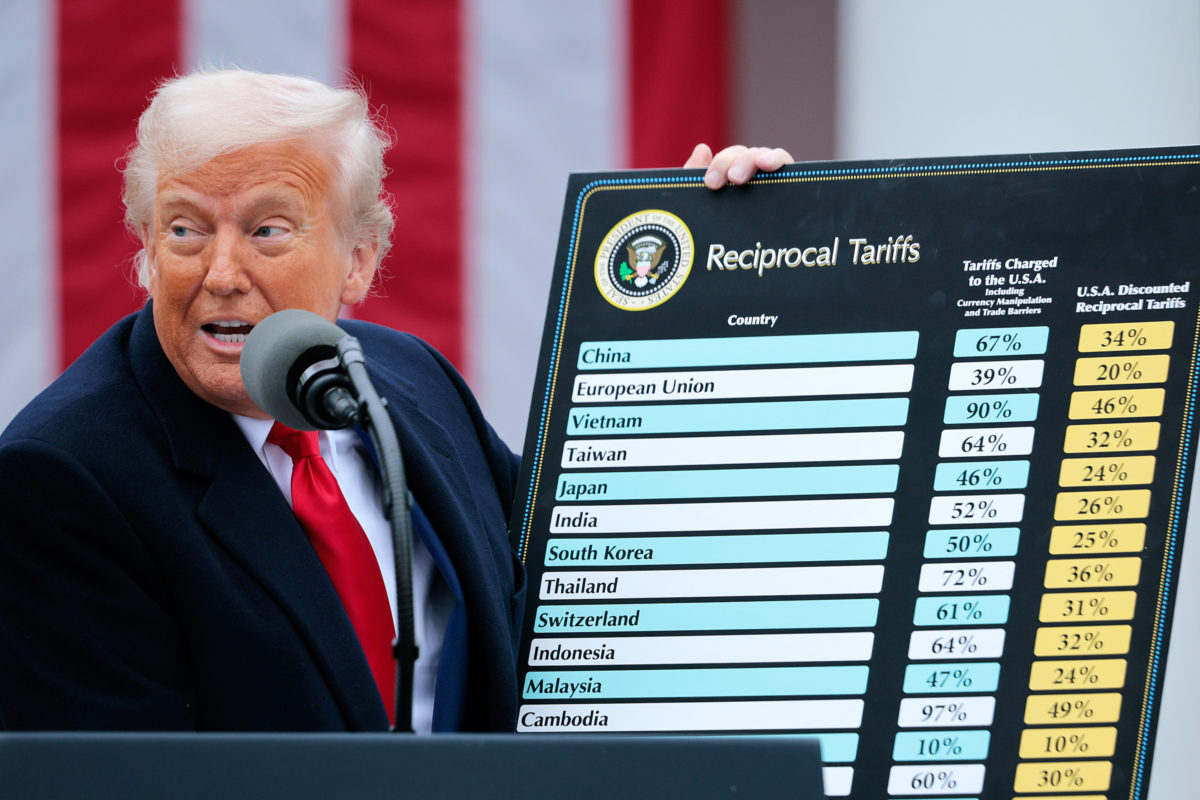 Justiça dos EUA mantém tarifas de Trump em vigor