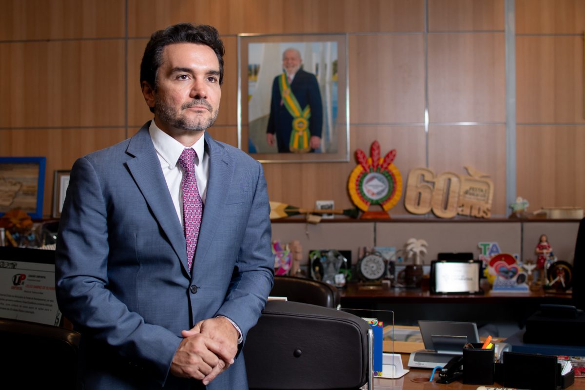 Afastado do União, Sabino diz que procurará Centrão por apoio a Lula