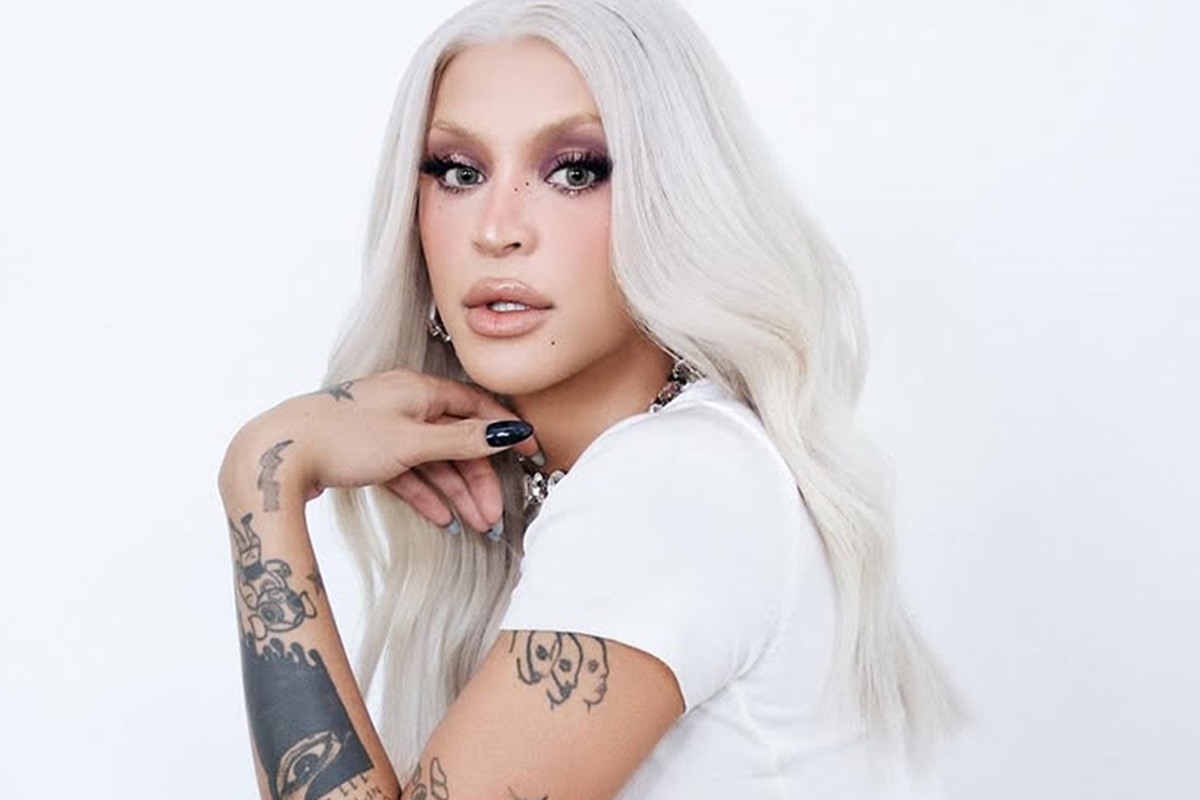 Pabllo Vittar arranca roupa, surge só de toalha e volumão choca