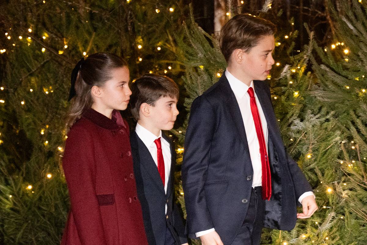 Foto de uma menina e dois meninos caminhando em um cenário natalino - Metrópoles