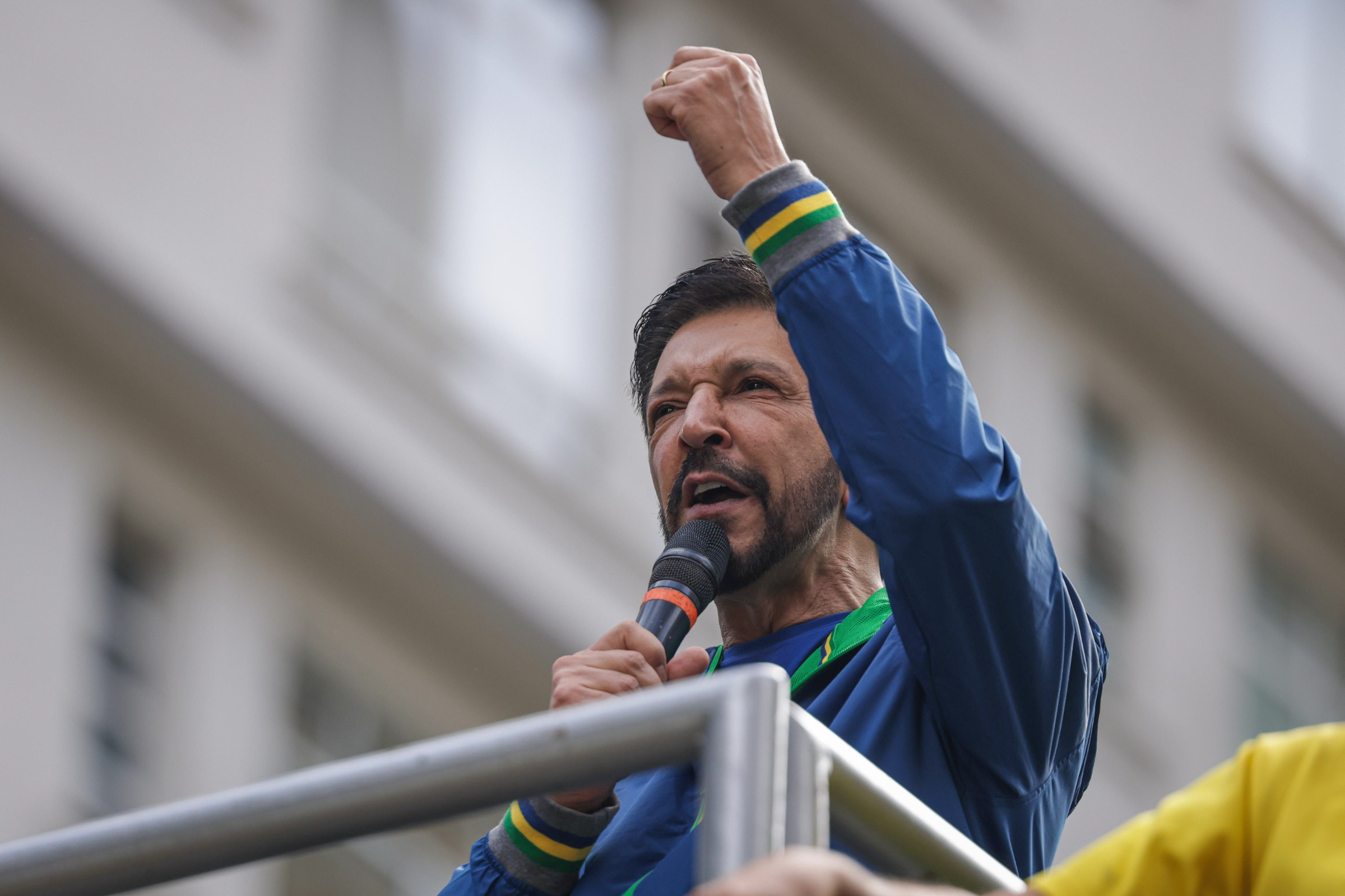 Com Nunes e sem Tarcísio, Kassab apita futebol de prefeitos paulistas