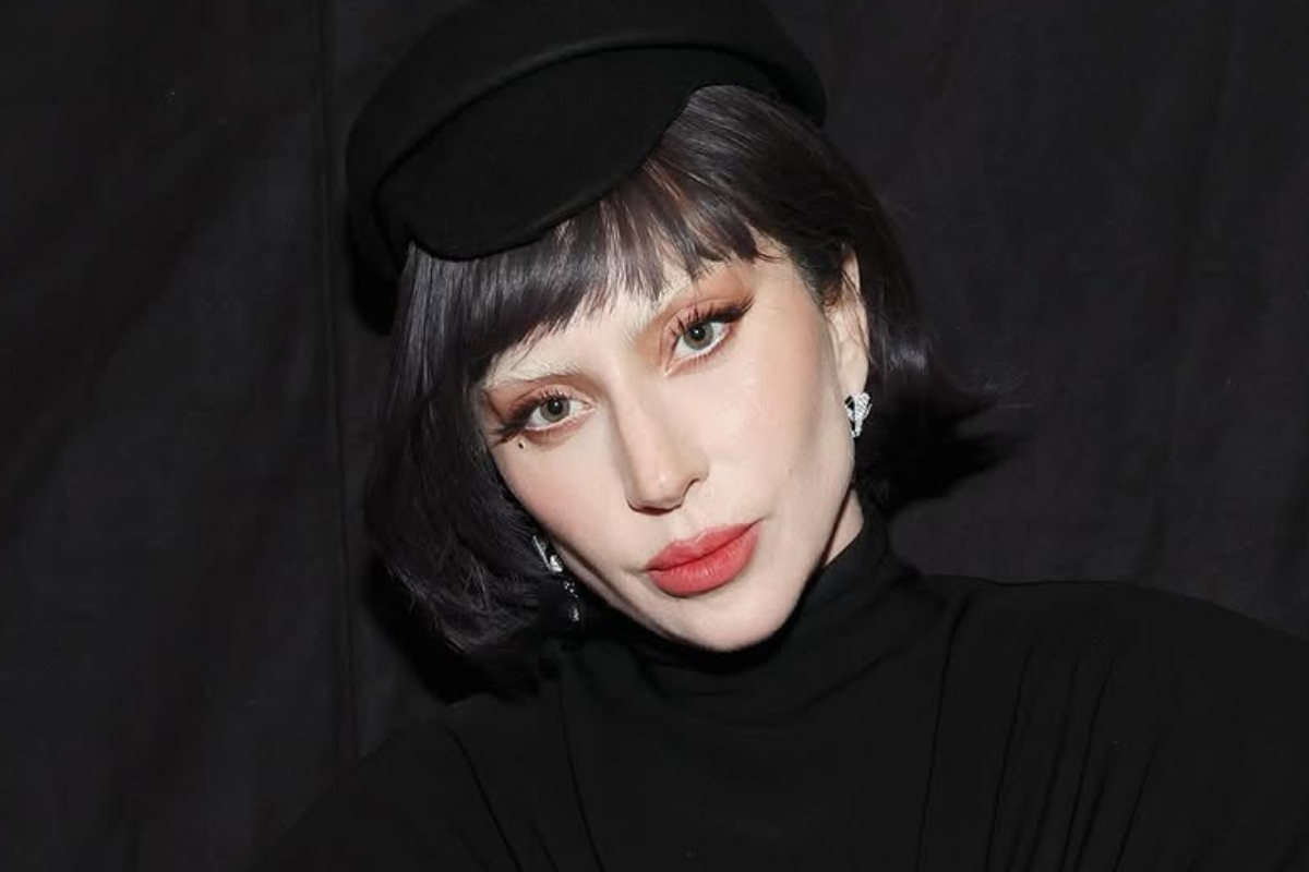Vídeo: Lady Gaga presenteia fãs com pizza em frente a hotel no RJ