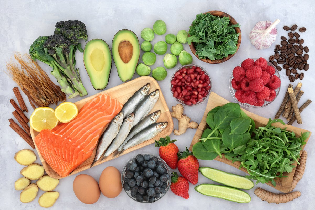 Alimento saudável para asma, DPOC e alívio respiratório, com ervas e especiarias utilizadas na fitoterapia. Rico em antioxidantes, antocianinas, proteínas, ômega 3, minerais e vitaminas. Apresentação plana. Metrópoles