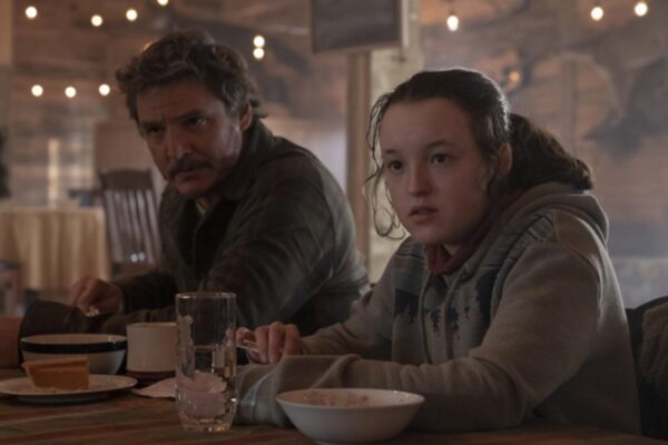 Foto colorida de Ellie (Bella Ramsay) e Joel (Pedro Pascal) - Metrópoles