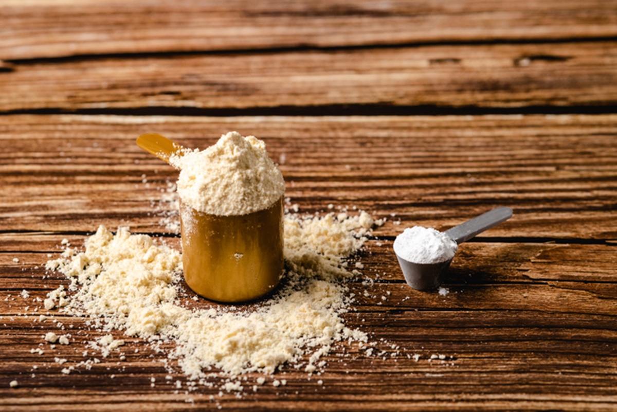 Foto colorida de Whey protein e creatina - Metrópoles