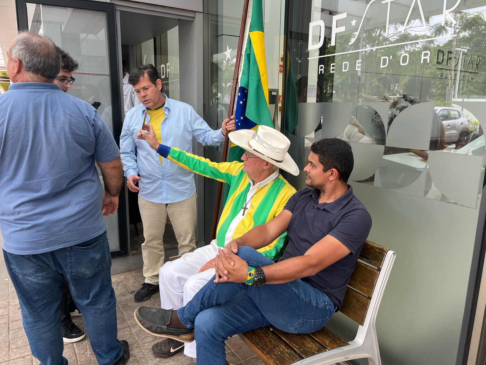 Apoiadores se reunem na porta de hospital onde Bolsonaro faz cirurgia