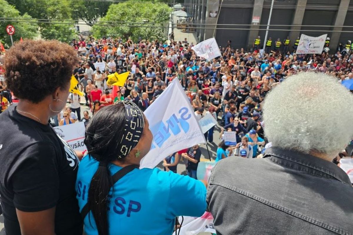 Professores municipais de SP mantêm greve por reajuste salarial