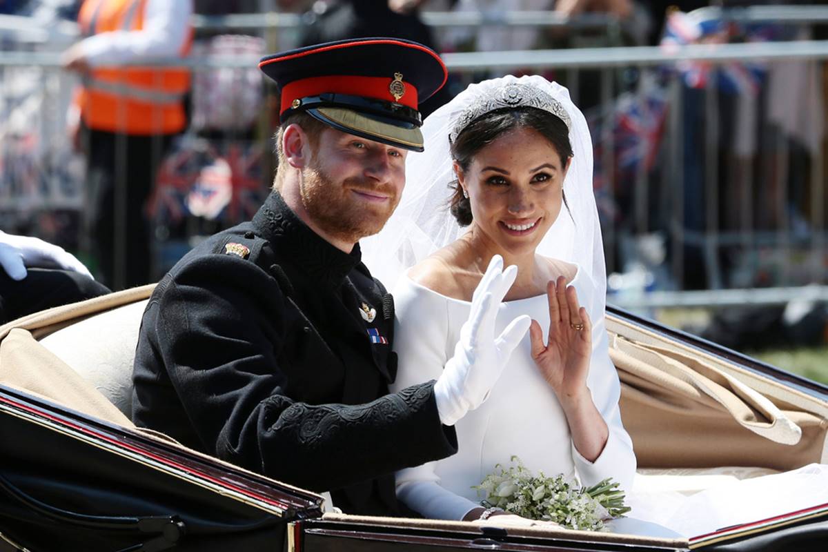 Foto colorida de homem com traje militar e mulher com vestido de noiva - Metrópoles