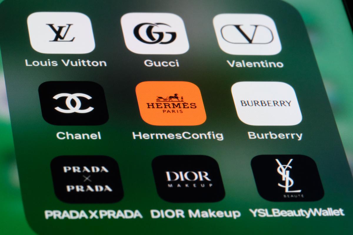 Na imagem com cor, foto da loja da Dior- metrópoles