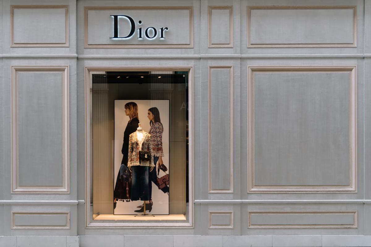 Na imagem com cor, foto da loja da Dior- metrópoles