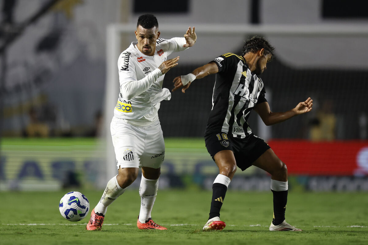 Zagueiro ex-Cruzeiro marca contra o Atlético e imita galinha. Assista