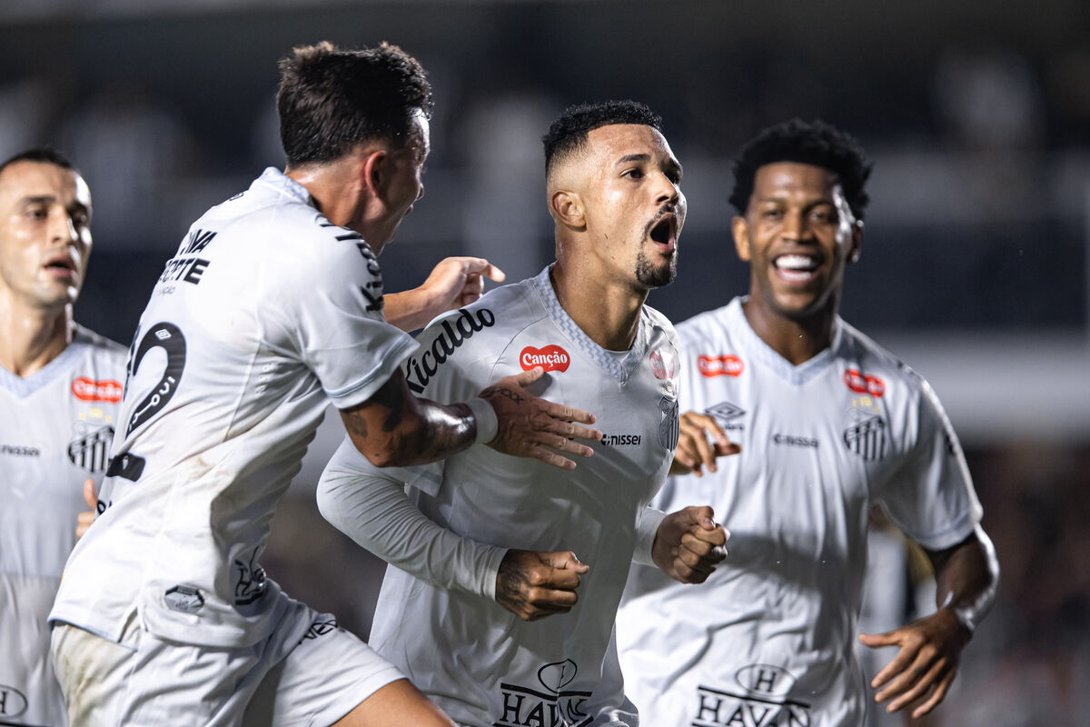 Neymar sente lesão, Santos vence e mantém Atlético-MG no Z-4