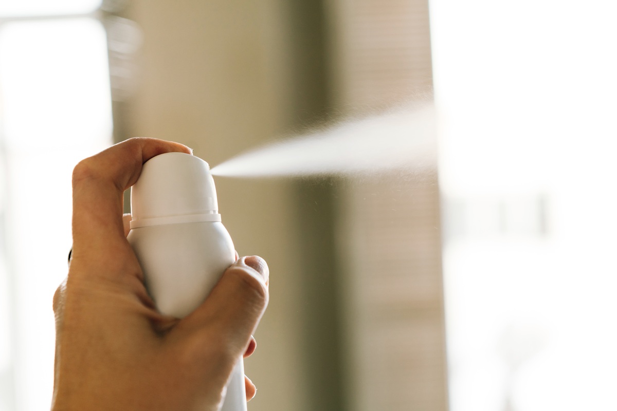 Dermatologista revela se usar desodorante à noite faz mal