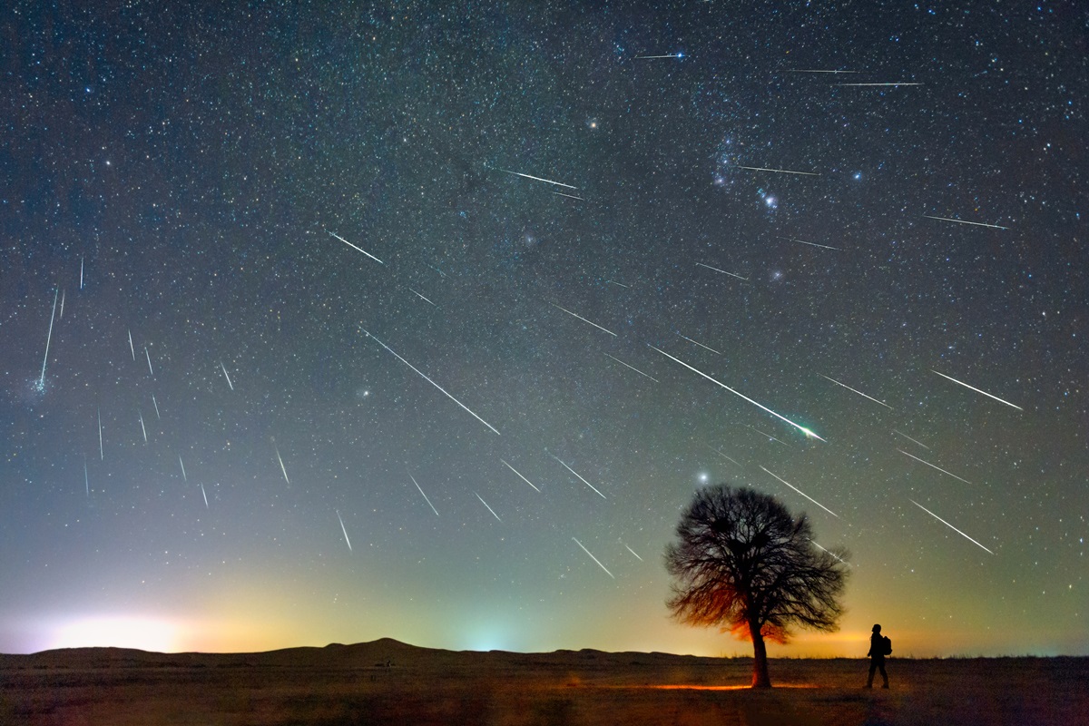 Imagem mostra chuva de meteoros no céu estrelado - Metrópoles