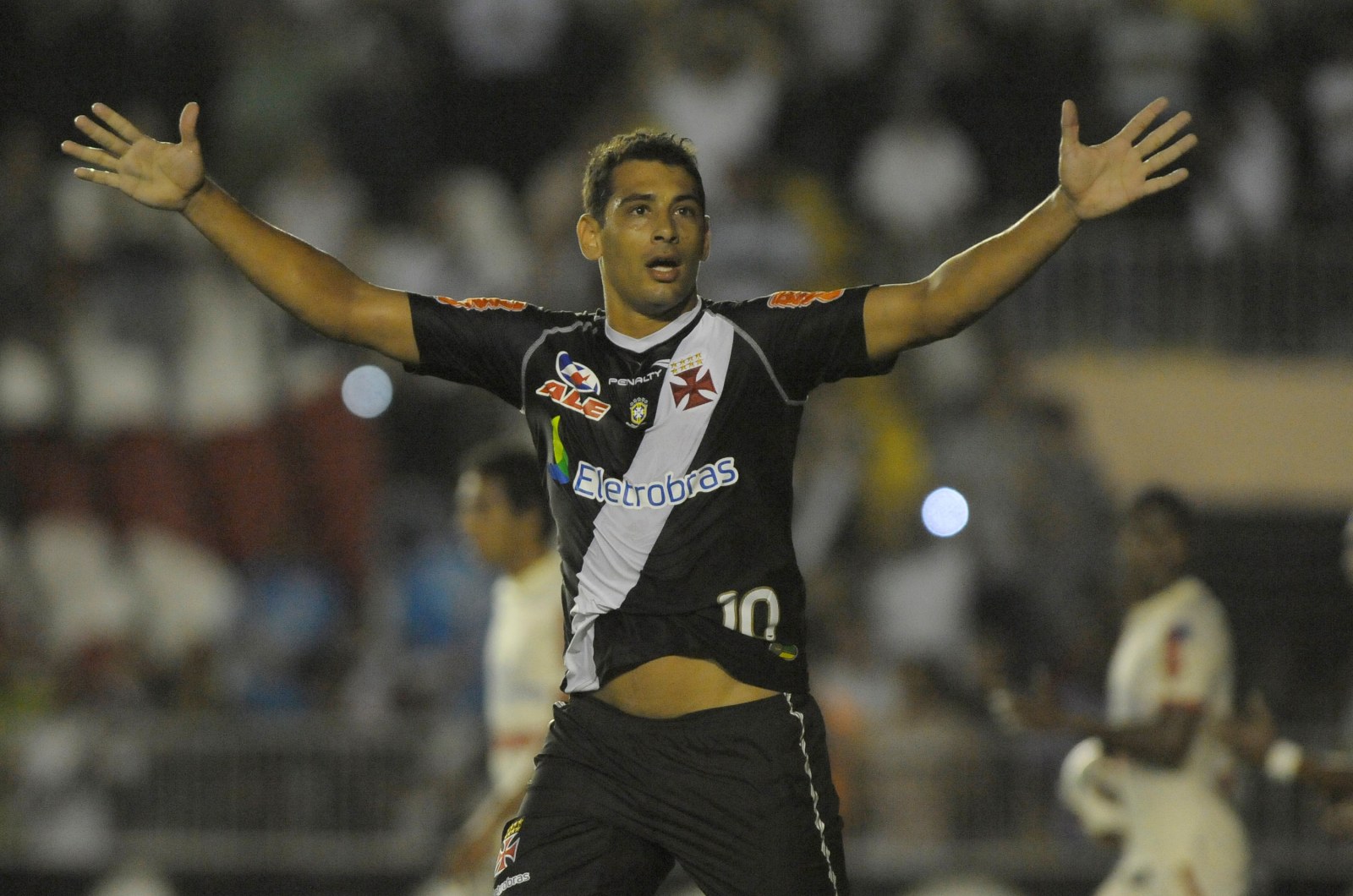 Ídolo do Vasco pede raça contra o Flamengo: “Faca nos dentes”. Assista