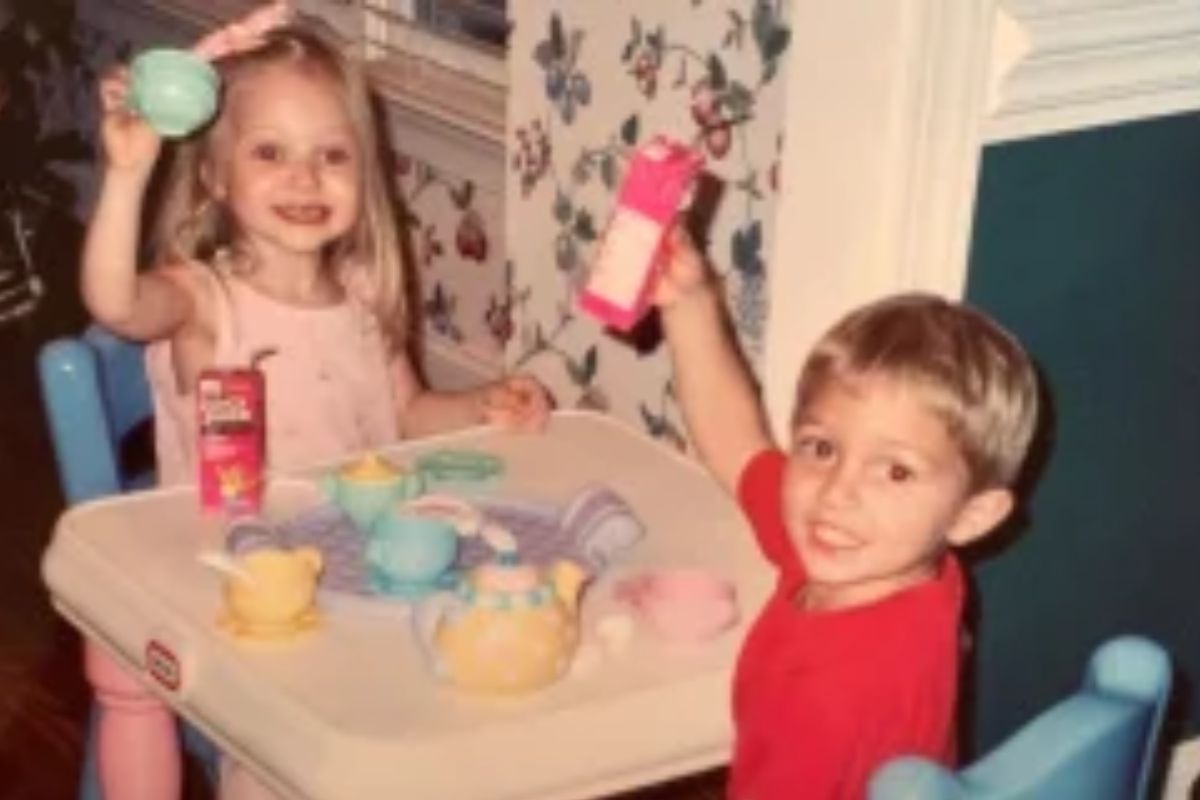 Casal que se conheceu na infância recria foto fofa 20 anos depois