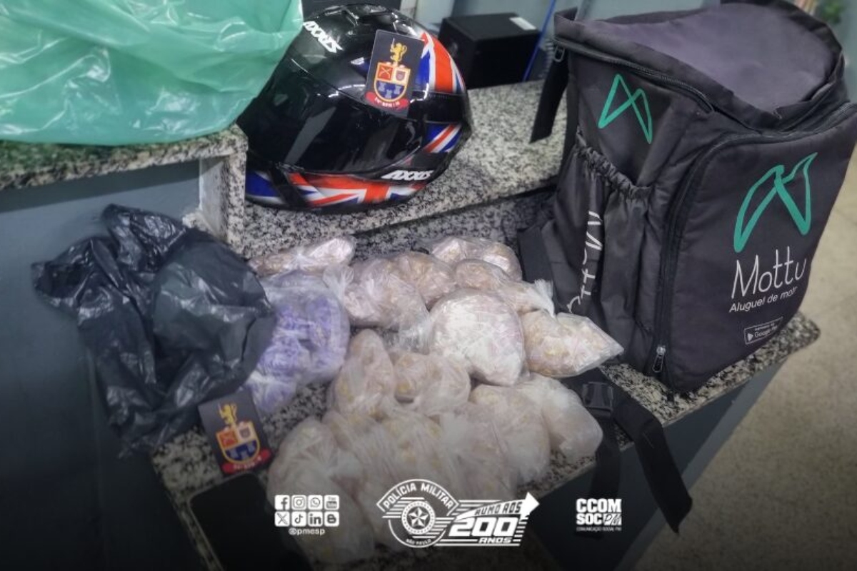 Em fuga, homem com 3 mil pedras de crack joga moto em GCM e vai preso