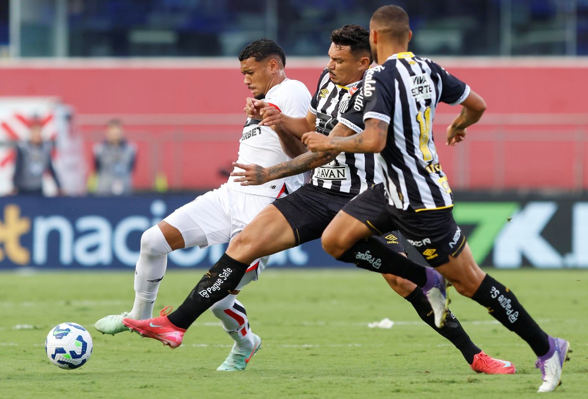 São Paulo derrota Santos e vence a primeira no Brasileiro; veja gols
