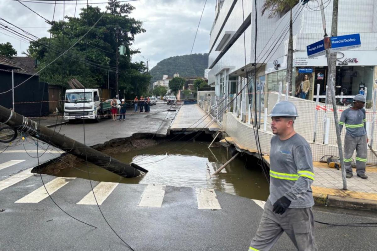 Vídeo: cratera de 5 metros em rua assusta moradores do litoral de SP