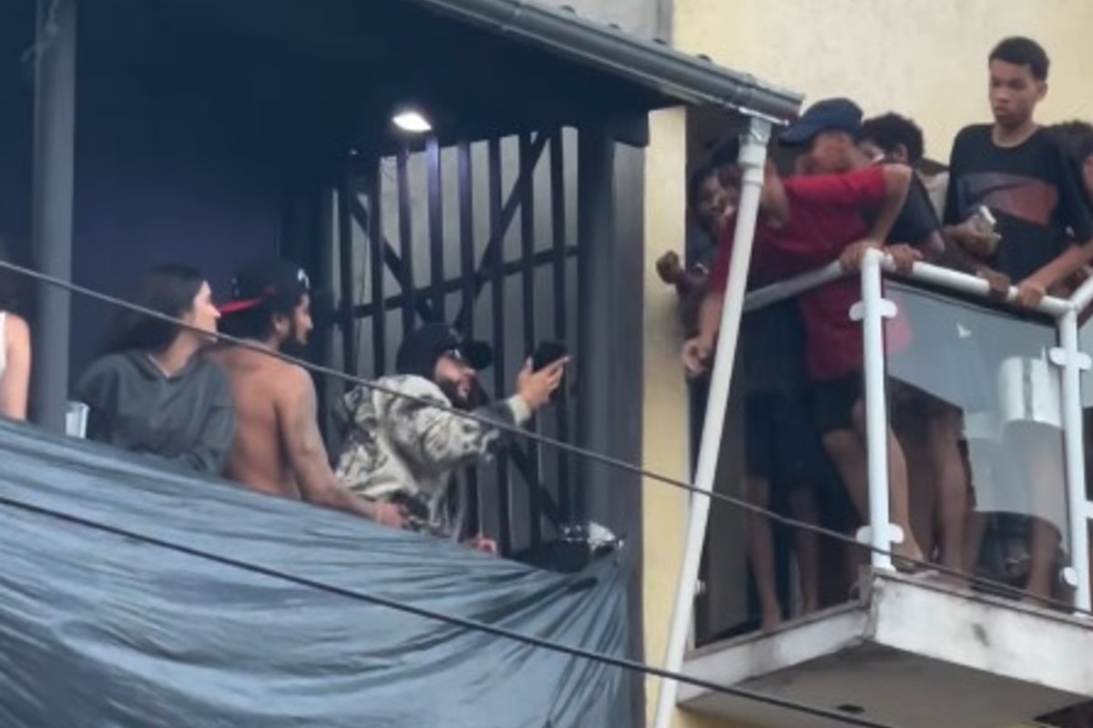 De folga, Memphis Depay visita a favela de Paraisópolis, em SP. Veja